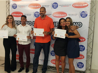 Foto notícia: Professor de basquete é premiado como destaque no esporte